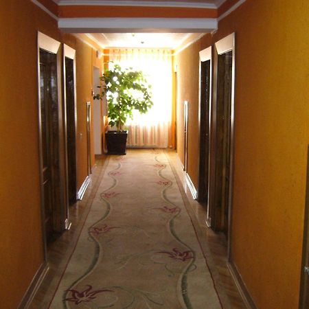 Hotel Profspilkovyi Lutsʼk Exteriör bild
