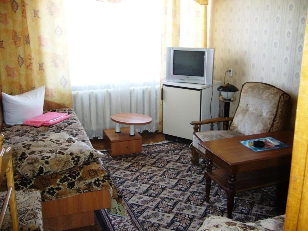 Hotel Profspilkovyi Lutsʼk Exteriör bild