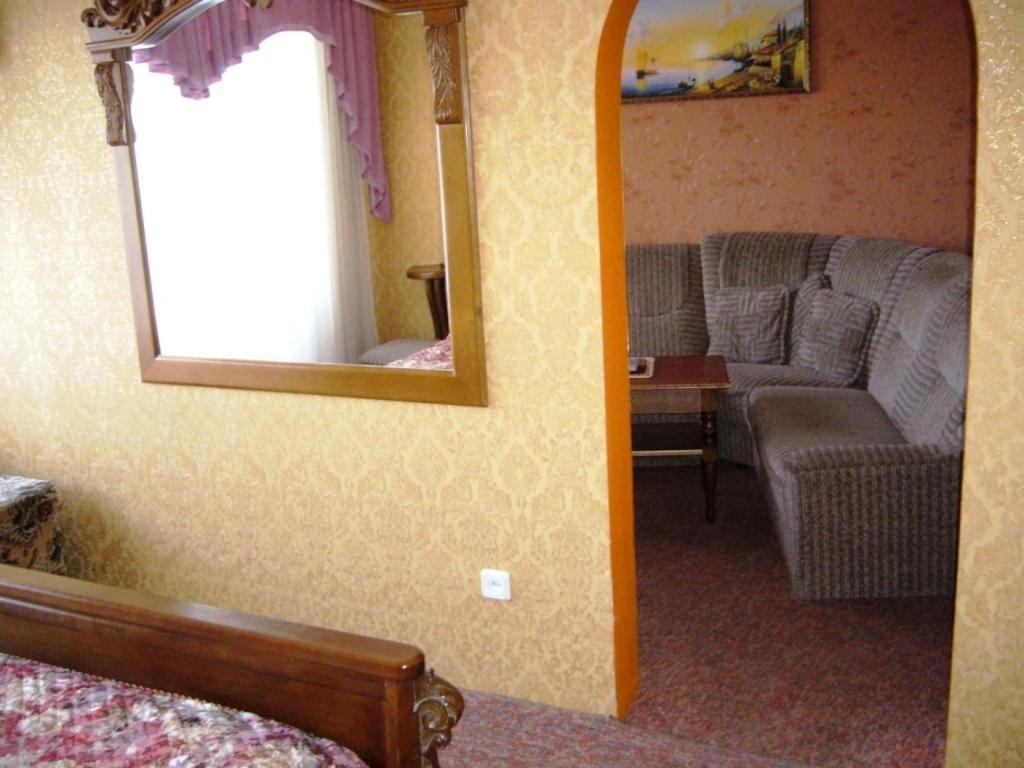 Hotel Profspilkovyi Lutsʼk Exteriör bild