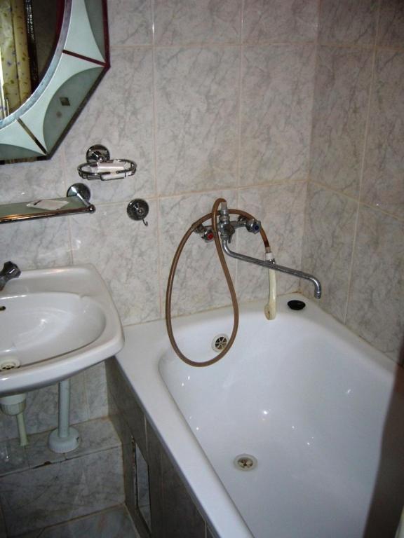 Hotel Profspilkovyi Lutsʼk Rum bild