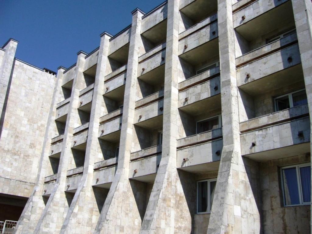 Hotel Profspilkovyi Lutsʼk Exteriör bild