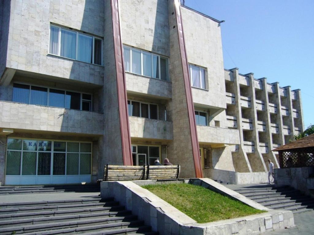 Hotel Profspilkovyi Lutsʼk Exteriör bild