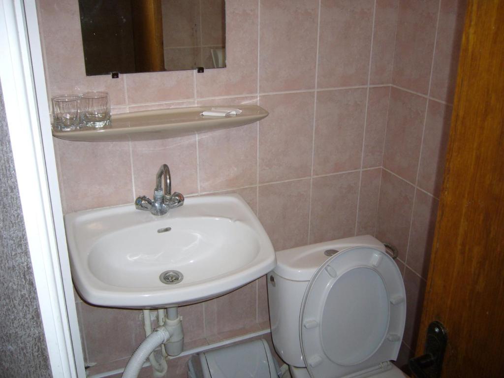 Hotel Profspilkovyi Lutsʼk Rum bild