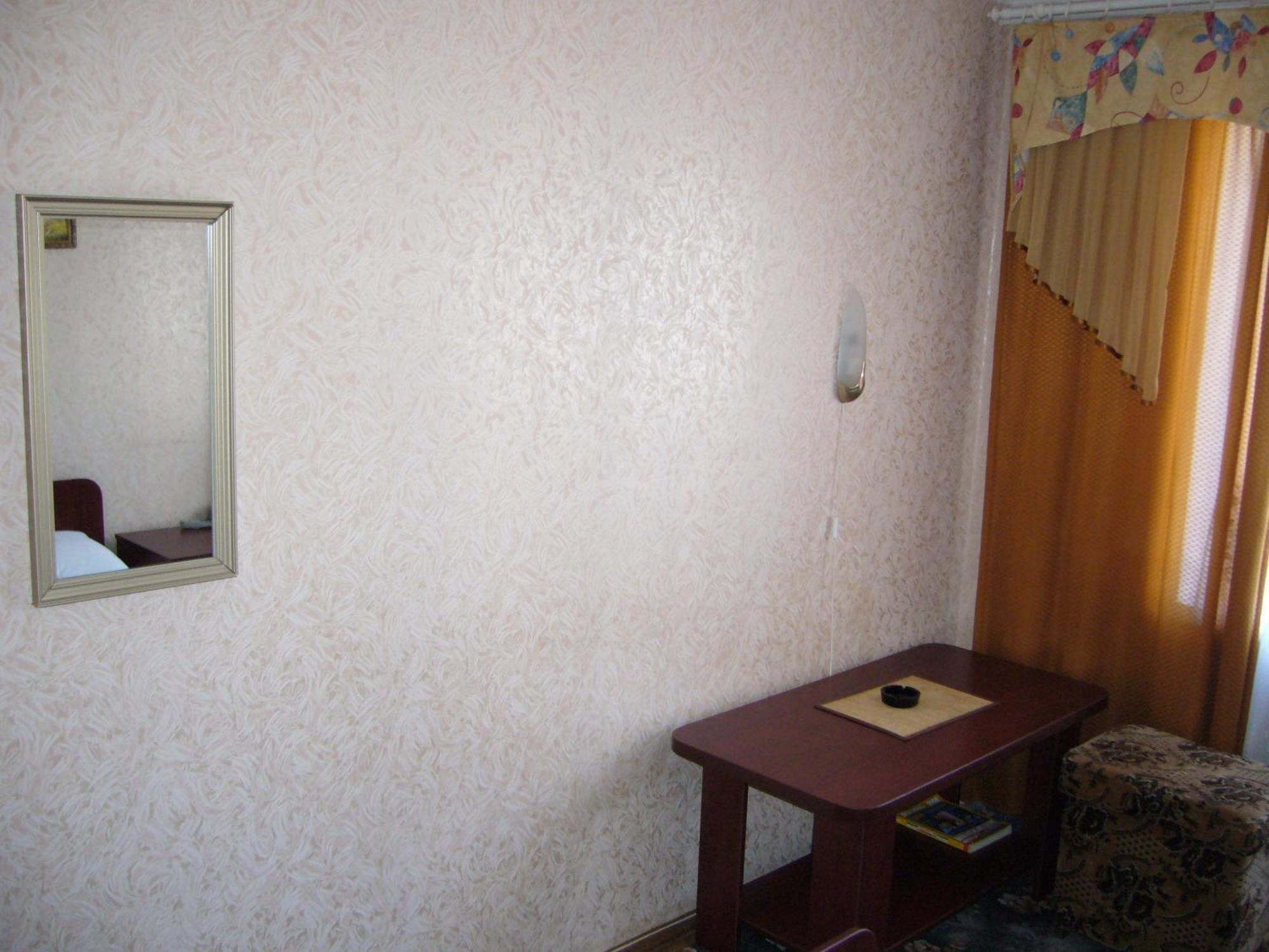 Hotel Profspilkovyi Lutsʼk Exteriör bild