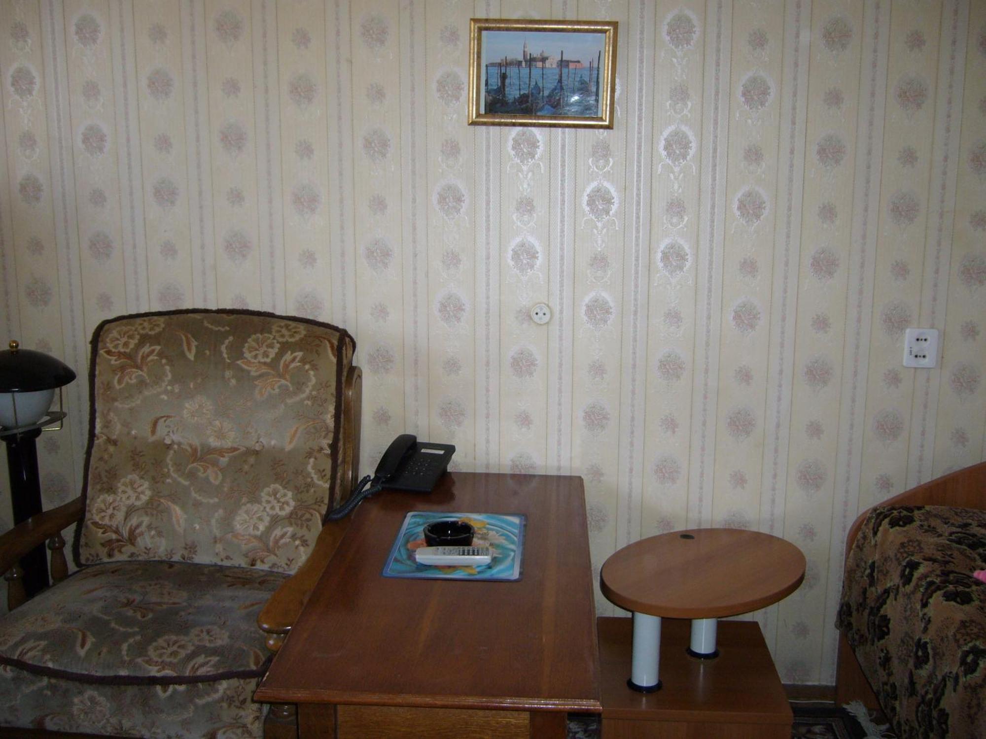 Hotel Profspilkovyi Lutsʼk Exteriör bild