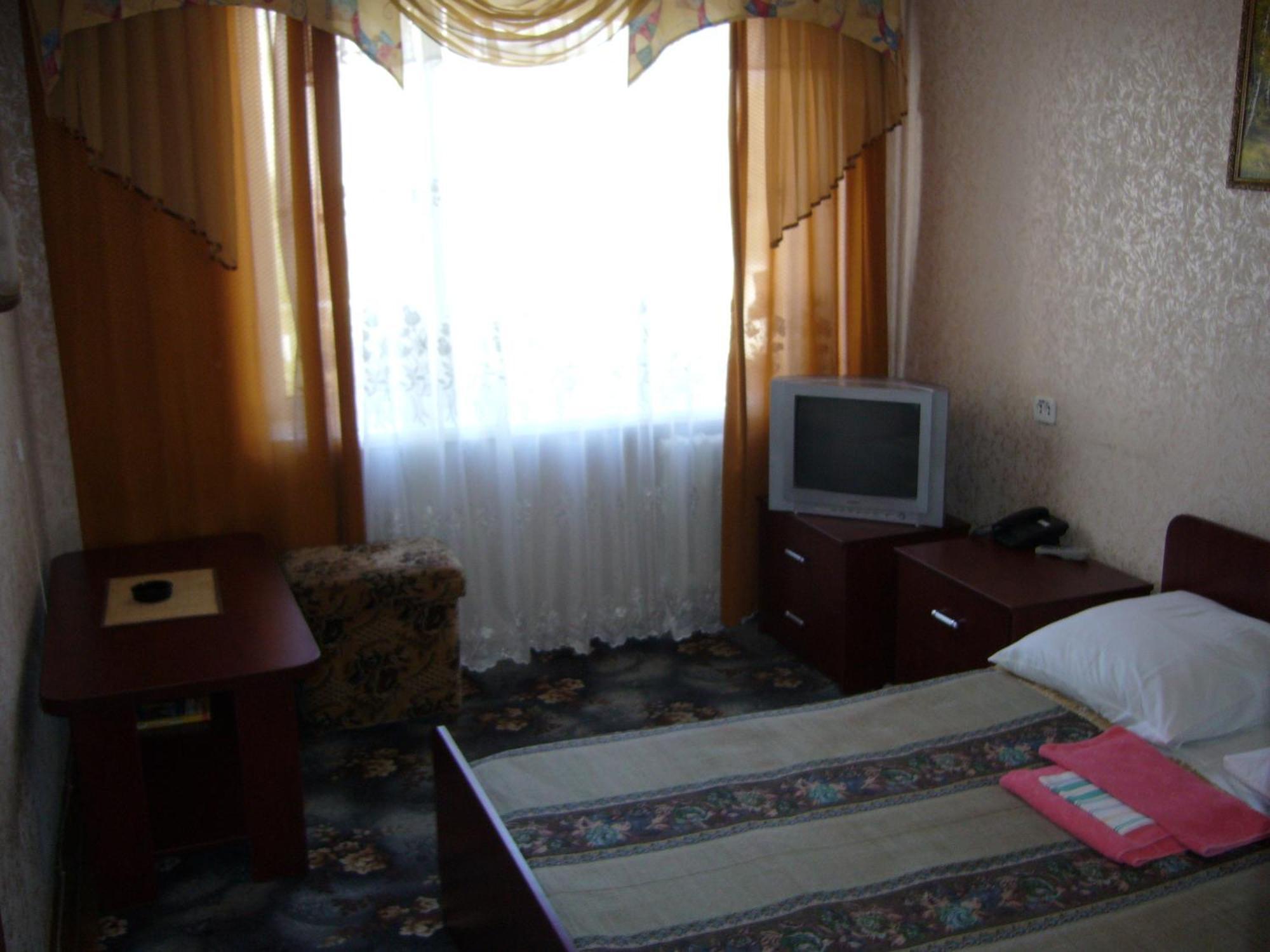 Hotel Profspilkovyi Lutsʼk Exteriör bild