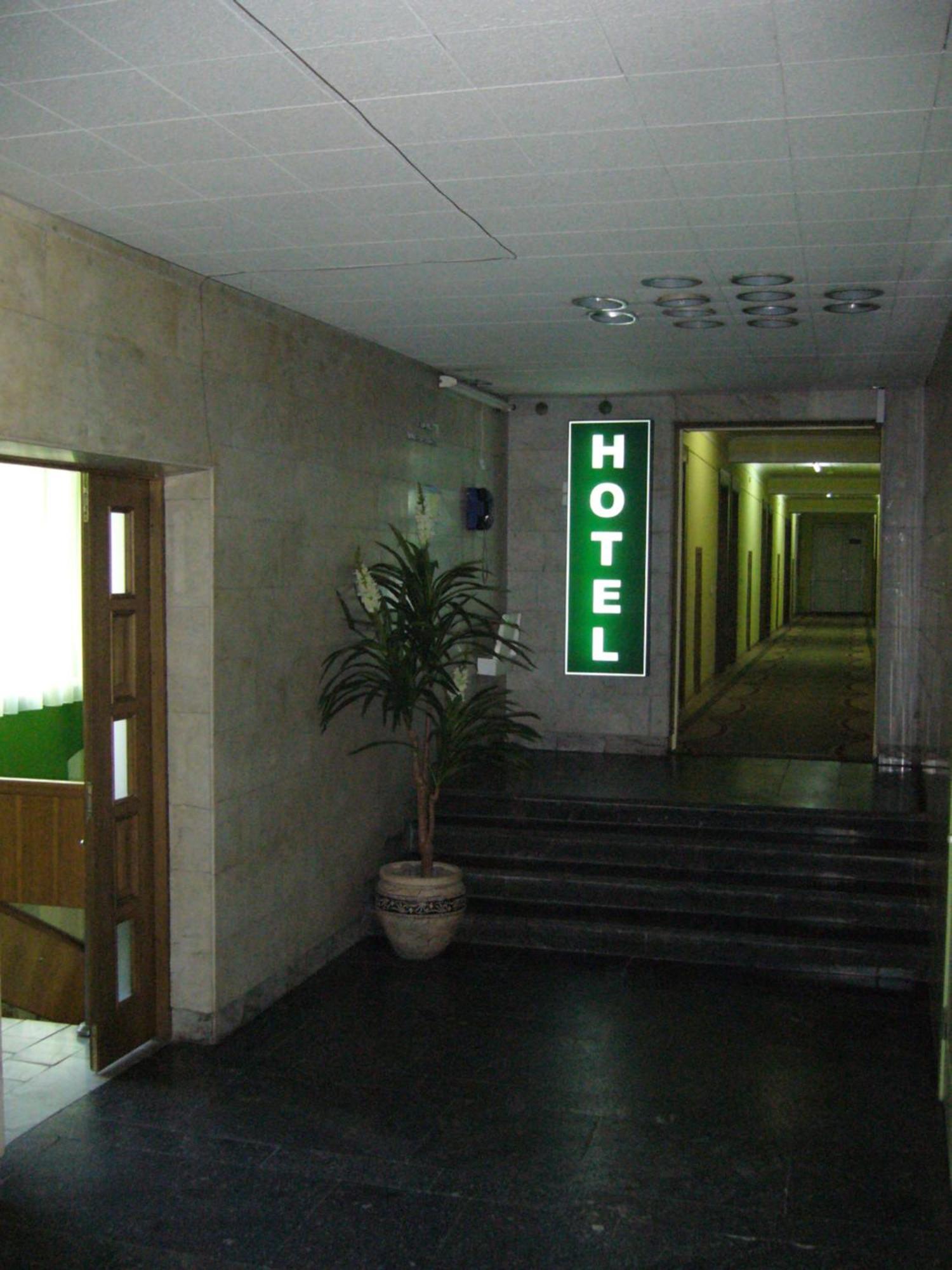 Hotel Profspilkovyi Lutsʼk Exteriör bild