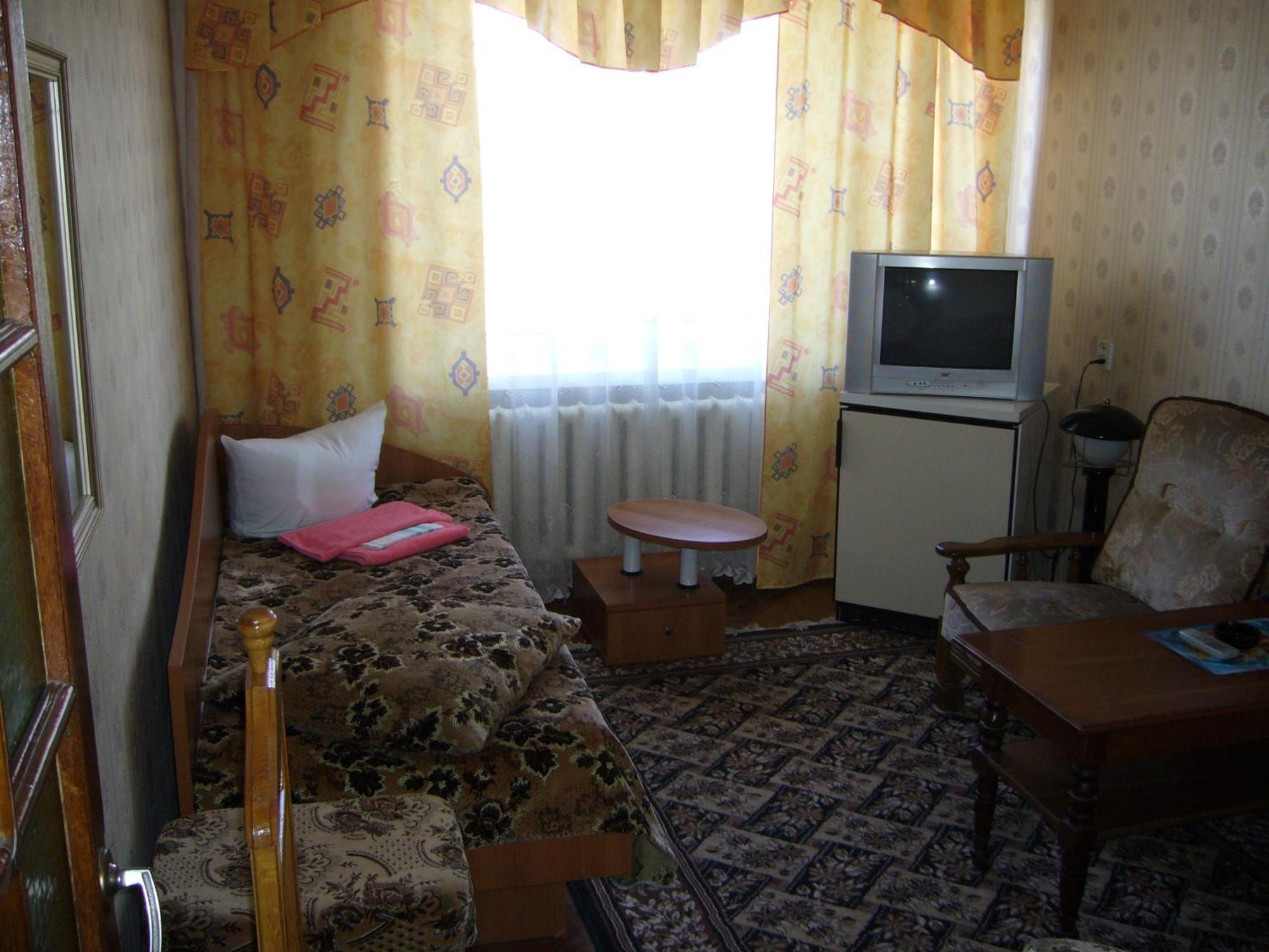 Hotel Profspilkovyi Lutsʼk Exteriör bild