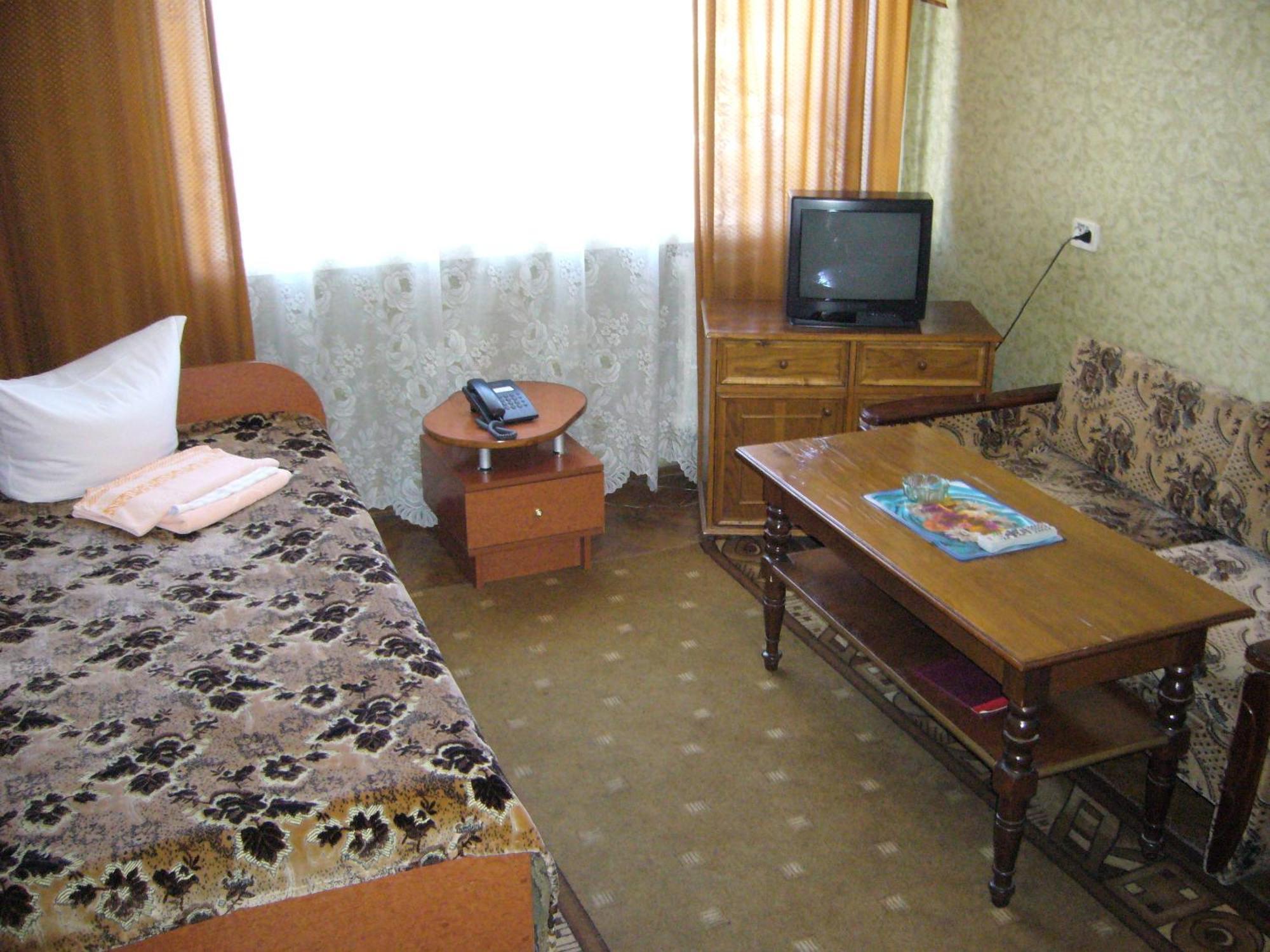 Hotel Profspilkovyi Lutsʼk Exteriör bild