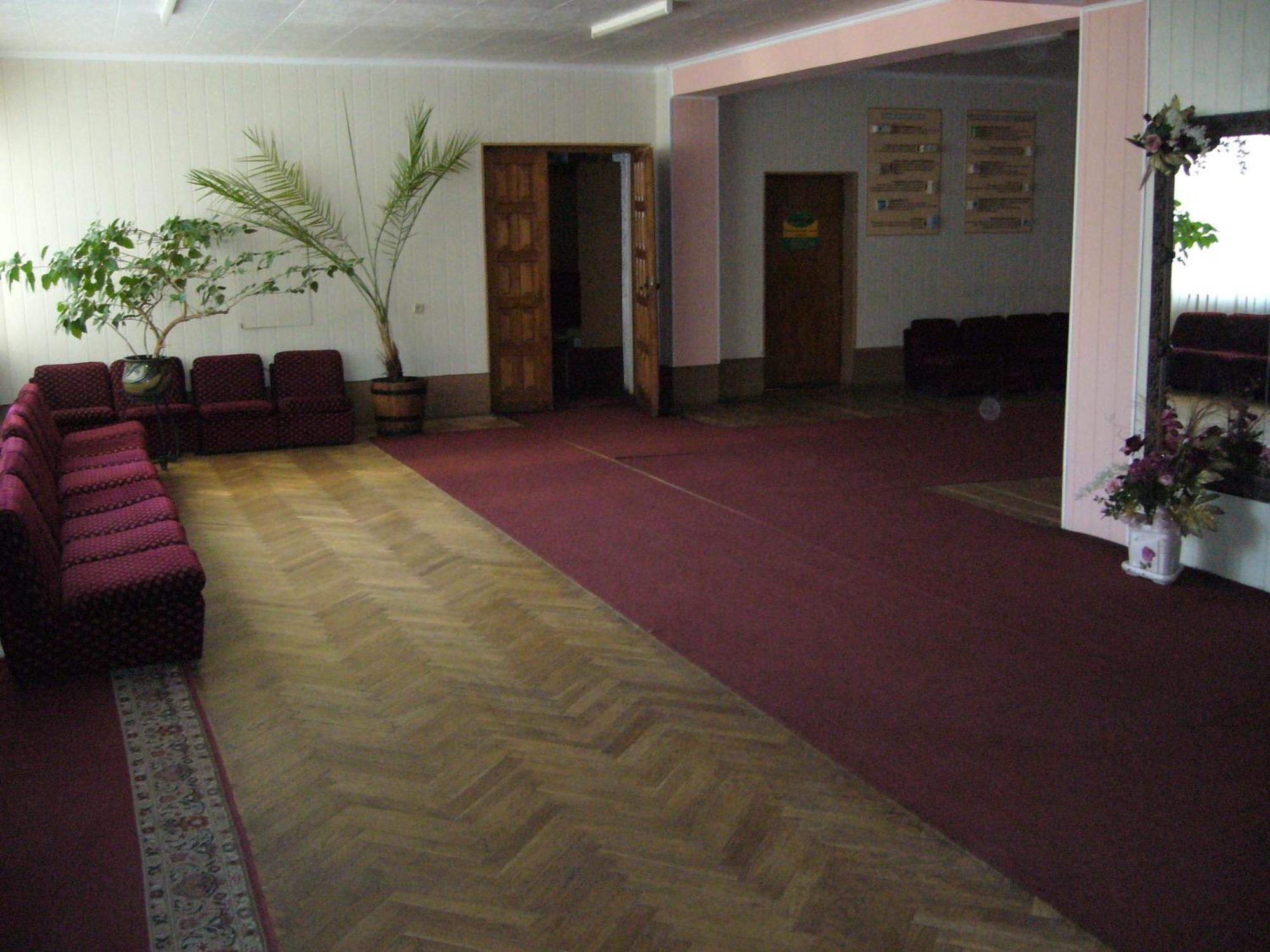 Hotel Profspilkovyi Lutsʼk Exteriör bild